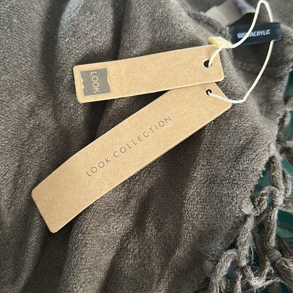 LOOK Shawl, two arm holes, wrap around - Picture 7 of 9